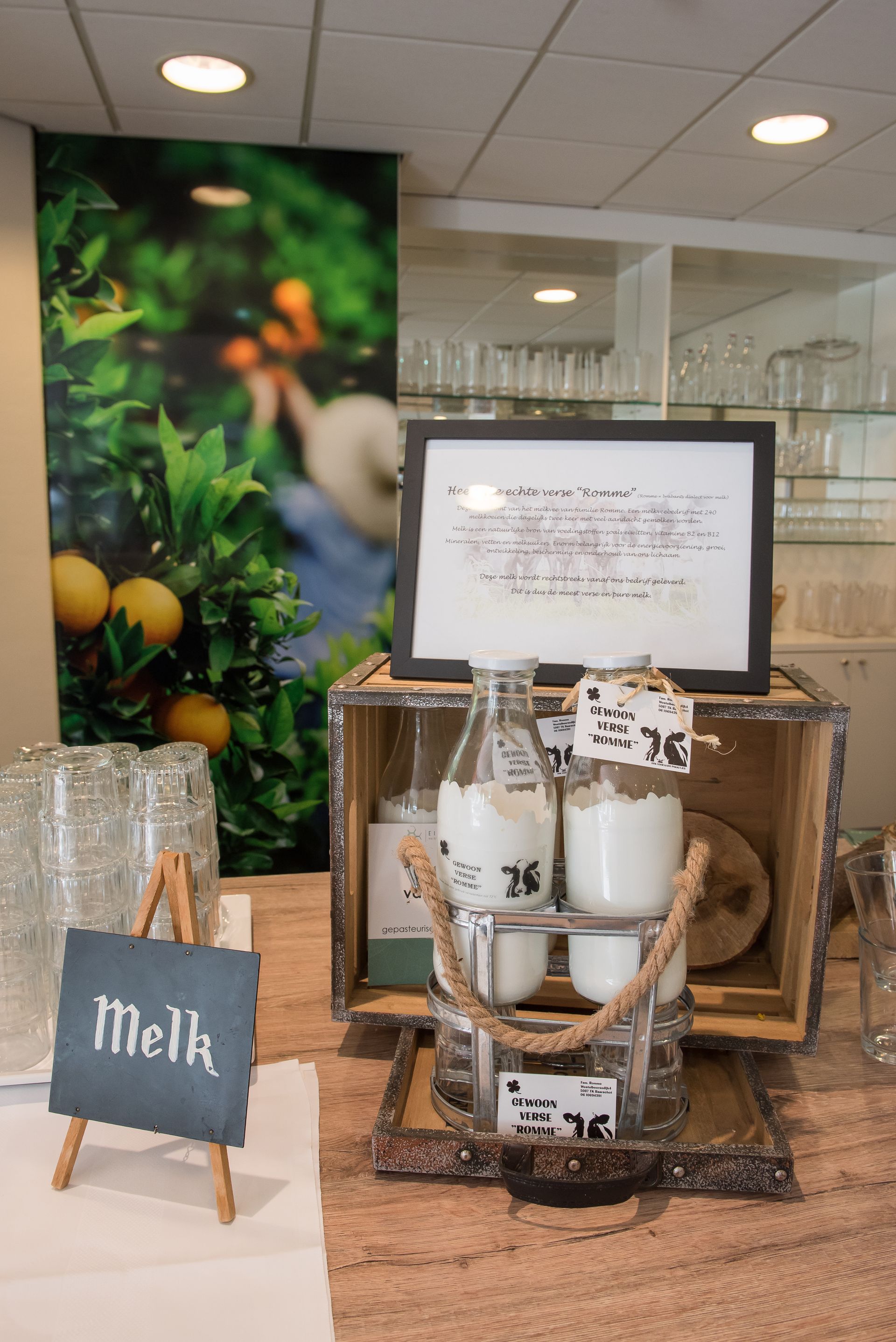 Een presentatie van melkflessen, een bordje met de tekst 