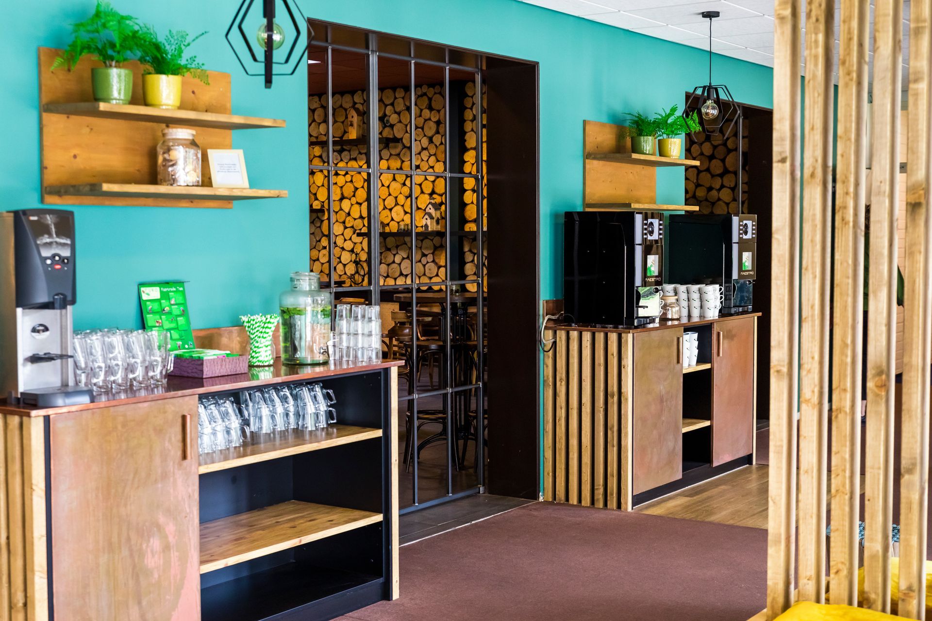 Café-interieur met turquoise muren, houten planken en bamboe accenten.