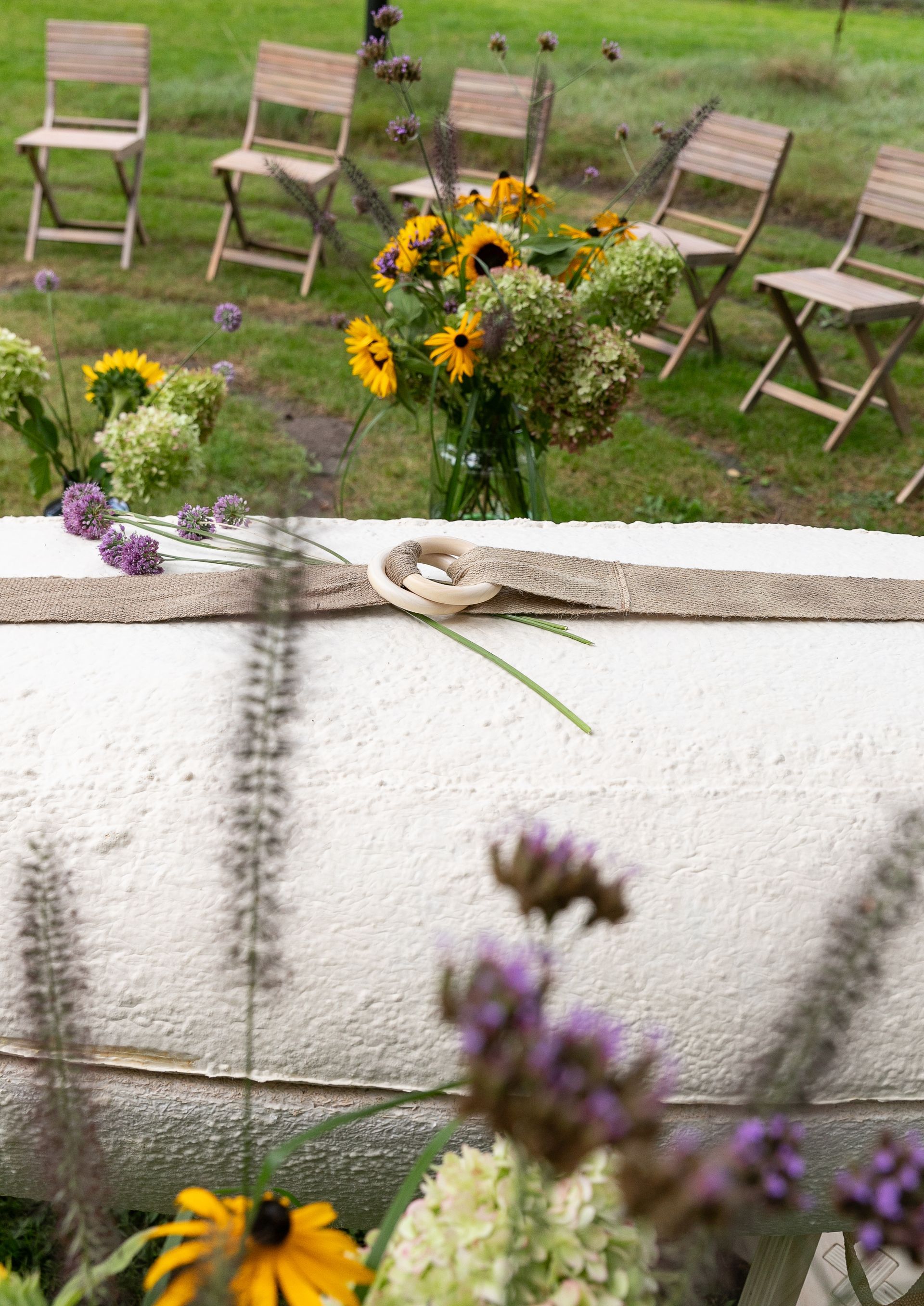 Trouwaltaar met zonnebloemen, stoelen op het gras.