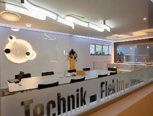 Konferenzraum mit langem weißen Tisch,