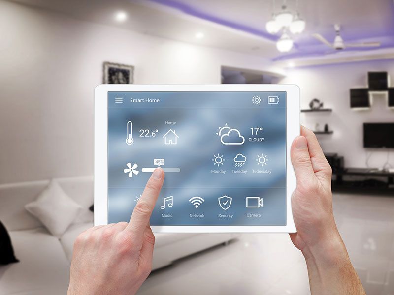 Eine Smart Home Steuerung von SDH, die in einem Wohnzimmer verwendet wird.