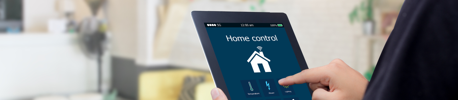 Eine Person hält ein Tablet mit einer Smart Home Software gebaut von SDH in Overath