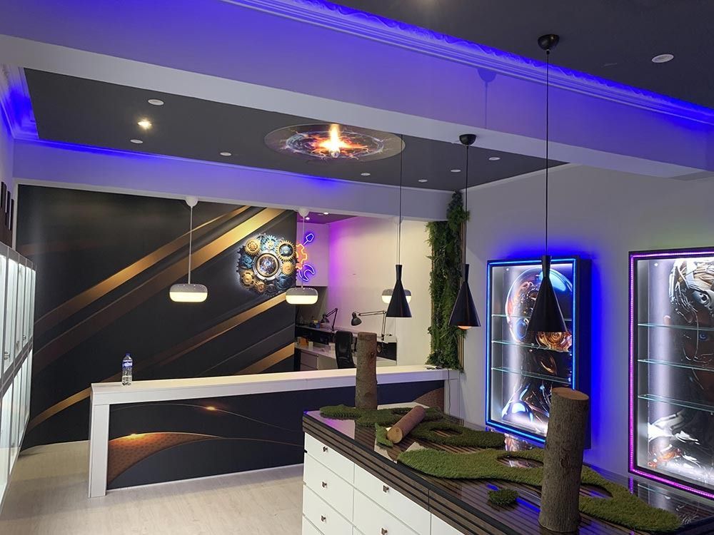 Una habitación con una luz azul colgando del techo.