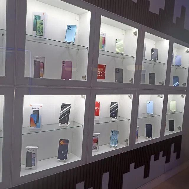 Una exhibición de teléfonos celulares con un cartel que dice 3g.