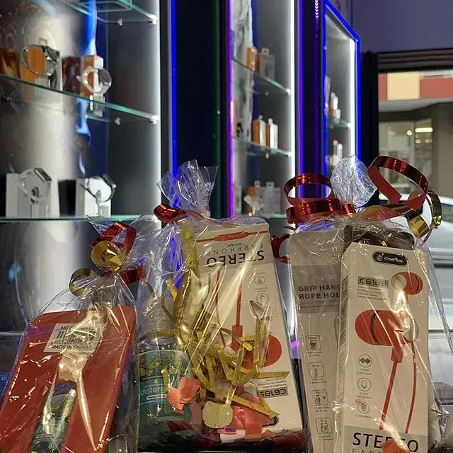 Una exhibición de auriculares envueltos en plástico en una tienda.