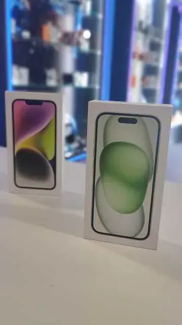 Hay dos cajas de iPhones sobre una mesa.