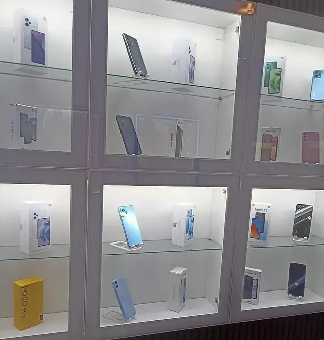 Una vitrina llena de una variedad de teléfonos móviles y tabletas.