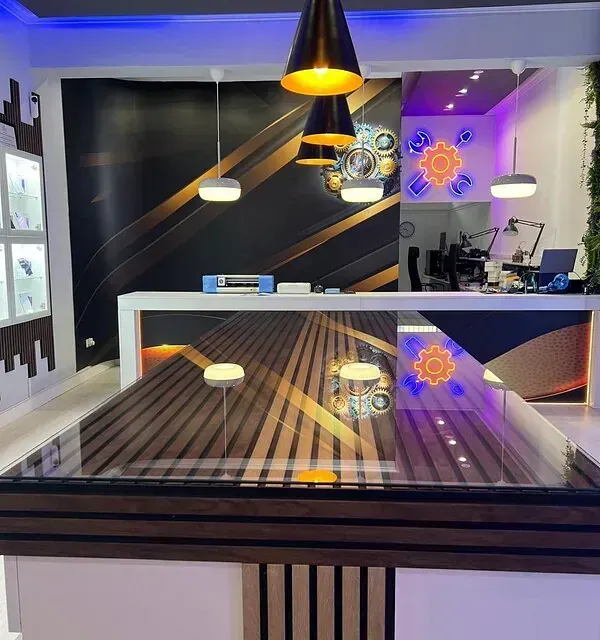 Un mostrador en una tienda con una tapa de cristal