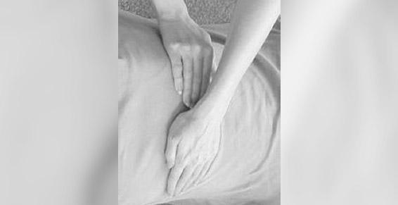 Une des positions des mains durant la séance de ré-équilibrage énergétique (Reki Usui)