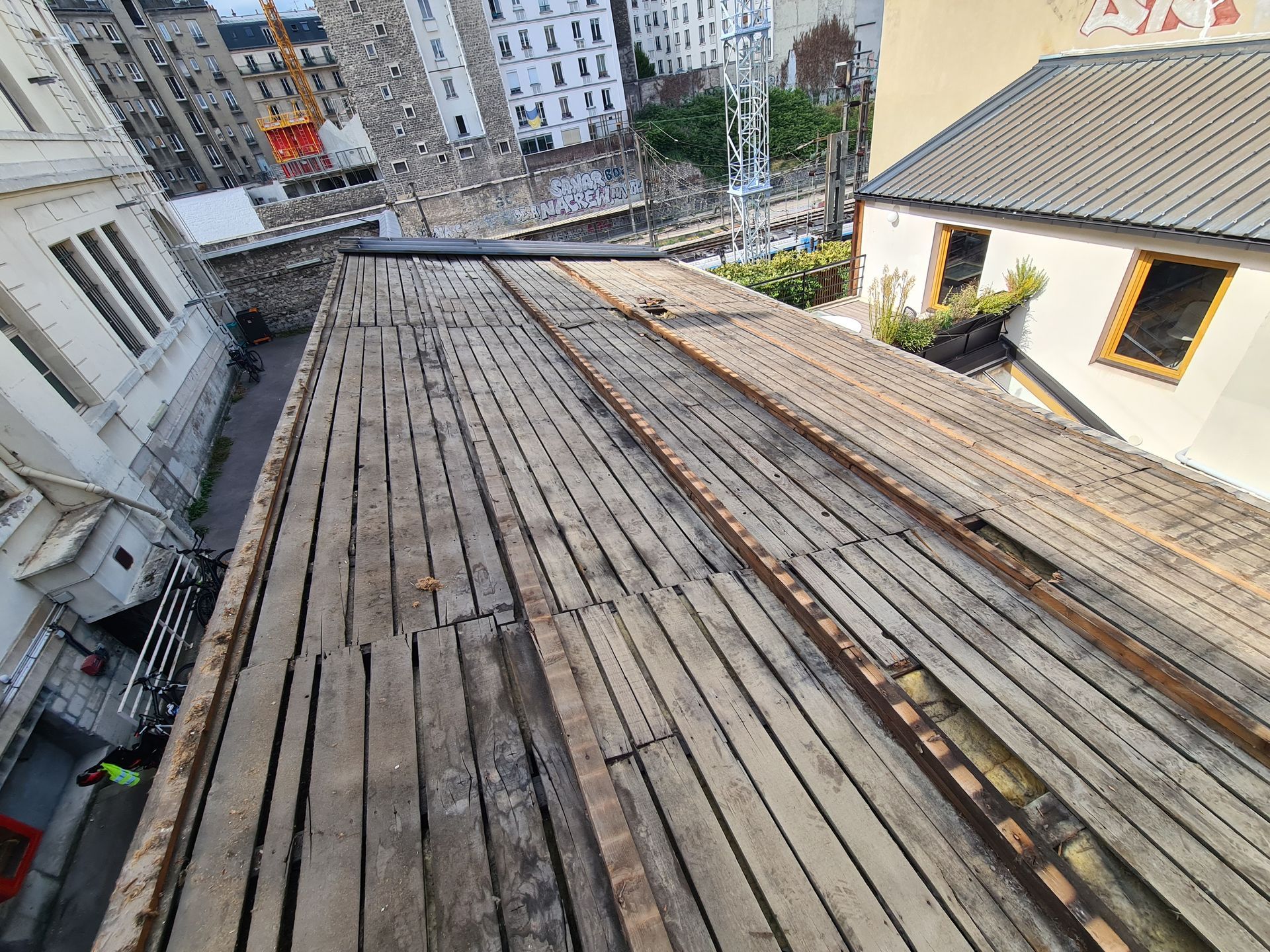 Vue aérienne d'un toit en bardeaux gris.