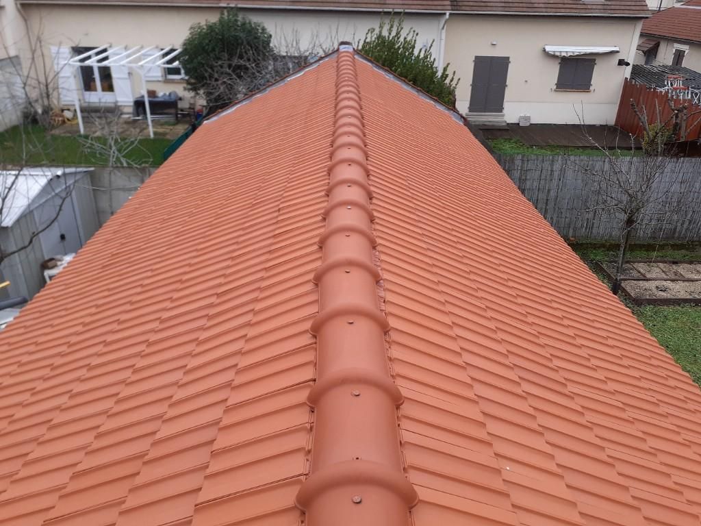 Toiture en tuiles rouges neuve.