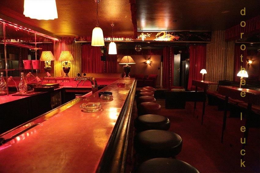 Eine Bar in einem dunklen Raum mit einem Schild mit der Aufschrift „Pilot Buck“