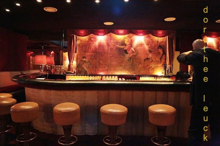 Ein Mann steht vor einer Bar mit einem Schild mit der Aufschrift „Do the Luck“