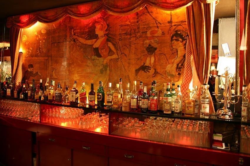 Eine Bar mit vielen Alkoholflaschen und Gläsern.