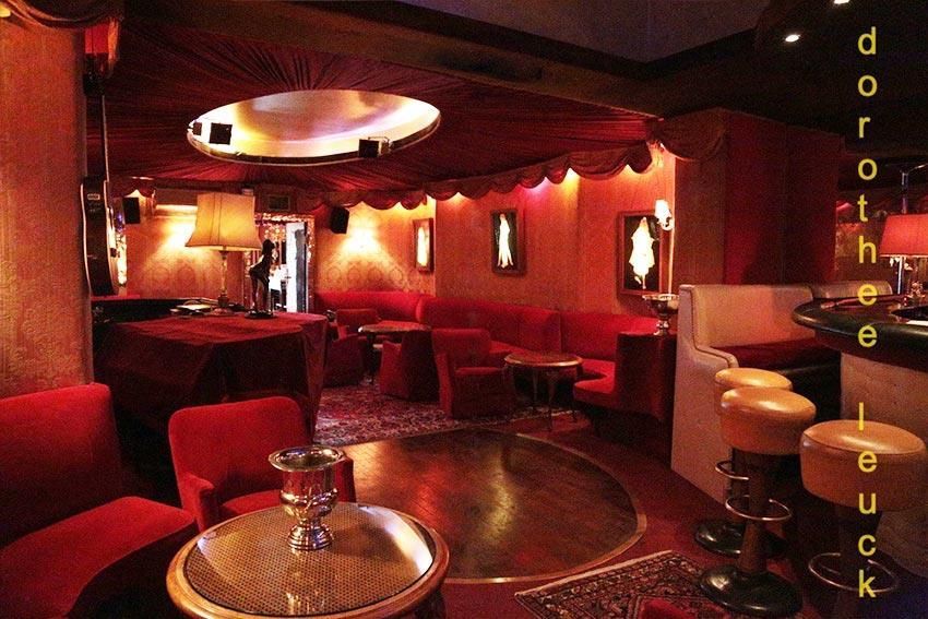 Ein Raum mit roten Stühlen und Tischen und einem Schild mit der Aufschrift Portobello