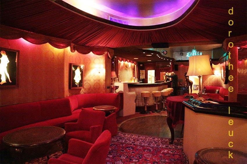 Ein schwach beleuchteter Raum mit einer violetten Decke und einem Schild mit der Aufschrift 