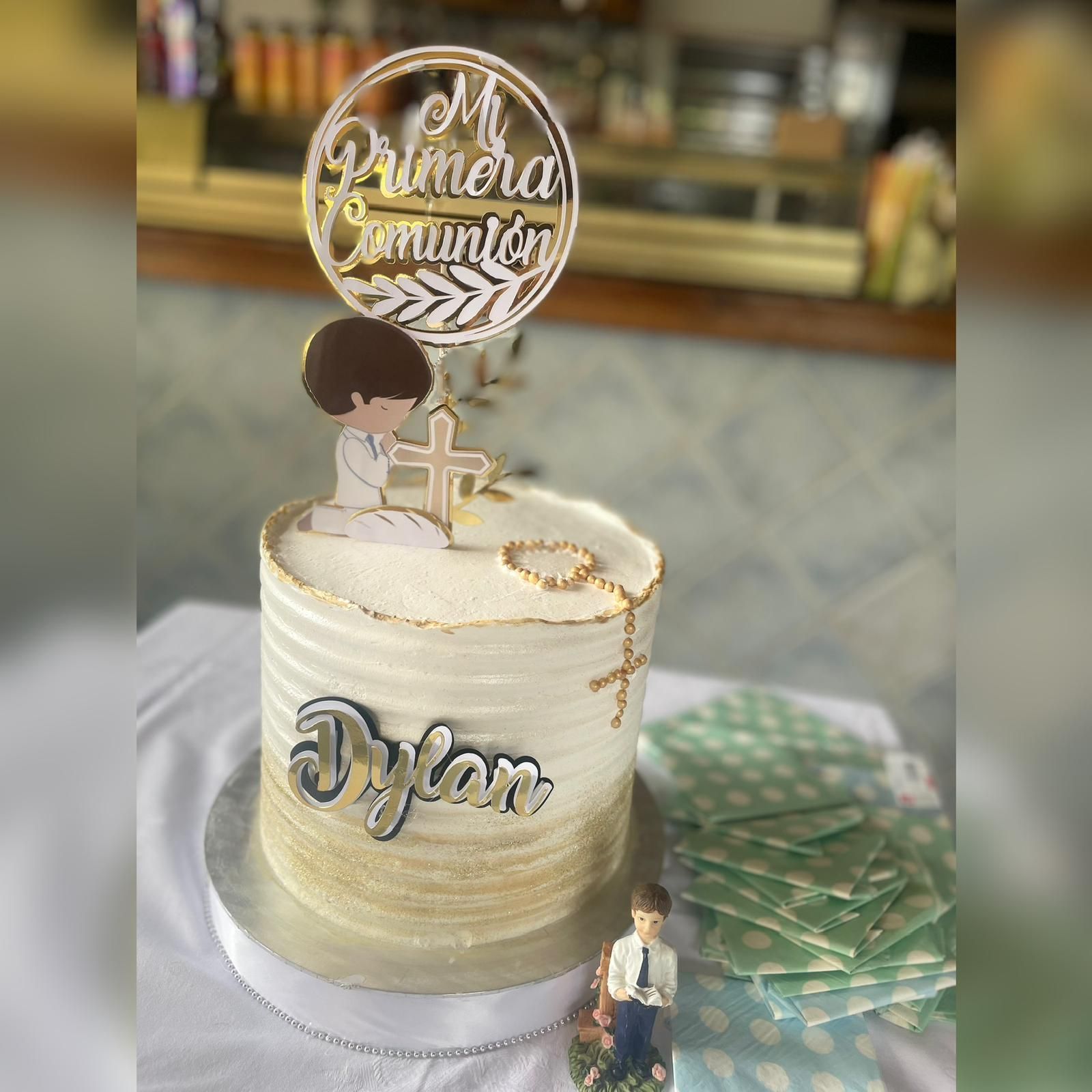 Tarta para Primera Comunión; figura niño; dorado y blanco.