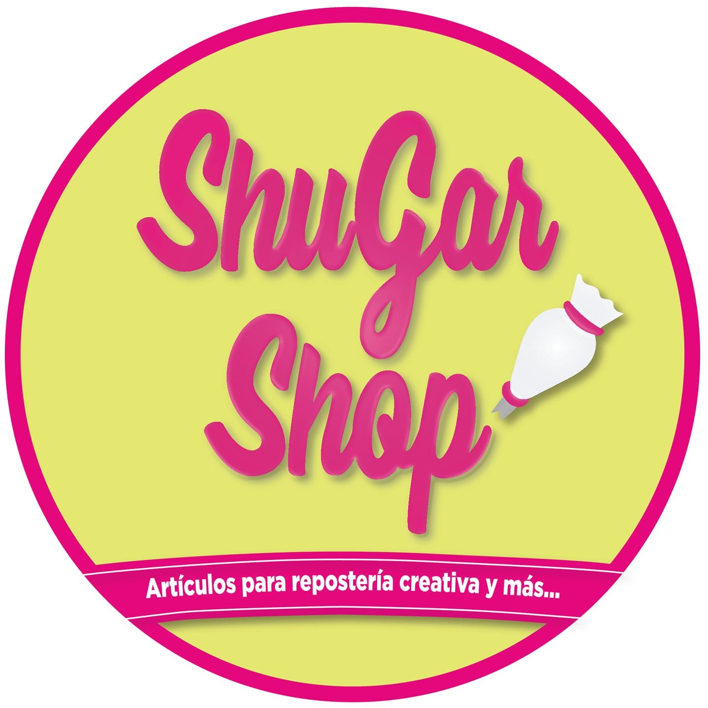 Logotipo de "ShuGar Shop" con texto rosa y una manga pastelera sobre un círculo amarillo y rosa.