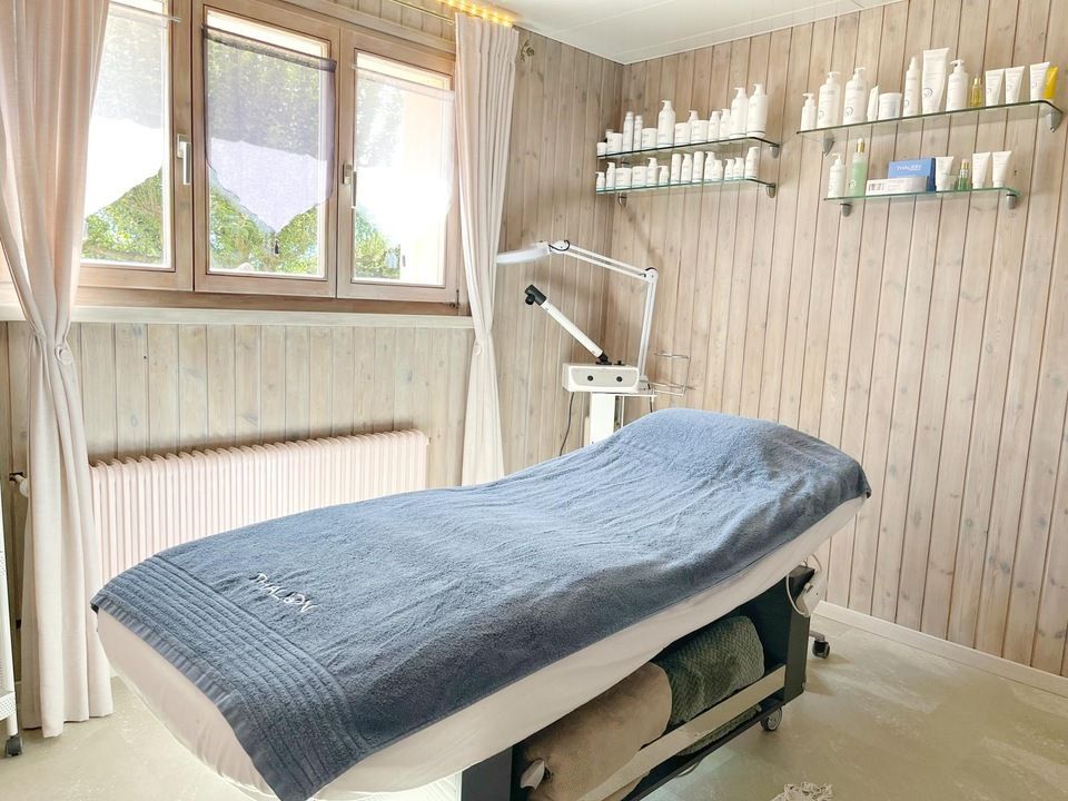 Il y a une table de massage au milieu de la pièce.