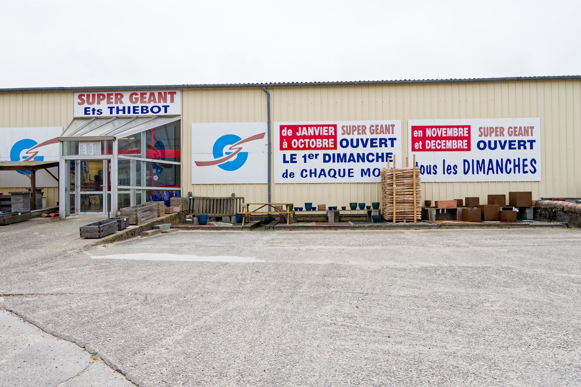 Devanture avec enseigne Super Géant. Ouvert le premier dimanche de chaque mois et tous les dimanches.
