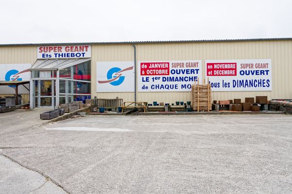 Devanture avec enseigne Super Géant. Ouvert le premier dimanche de chaque mois et tous les dimanches.