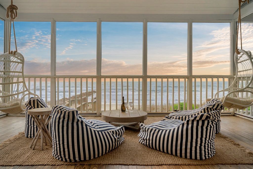 There is a large screened in porch with a view of the ocean.