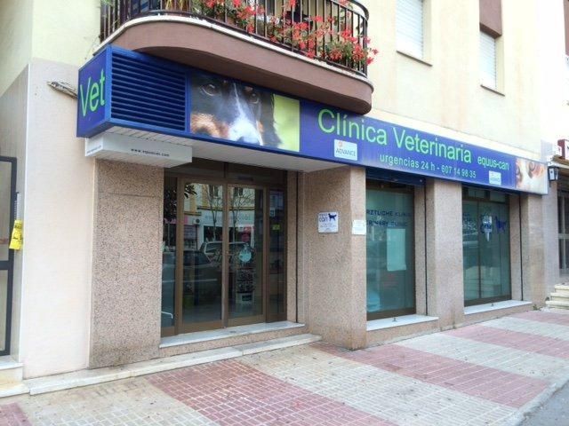 Un edificio con un cartel que dice clínica veterinaria