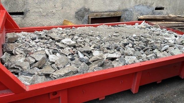 gros plan d'une benne remplie de gravats