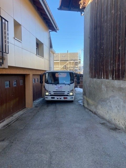 un camion passe dans une rue étroite