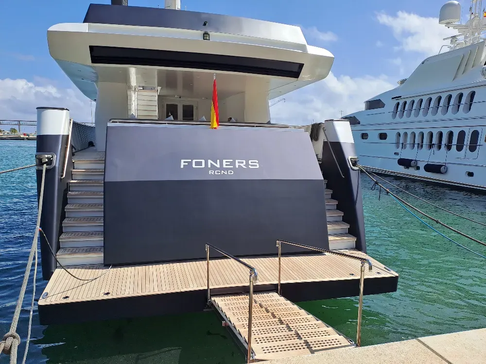 Vista trasera de un yate, 