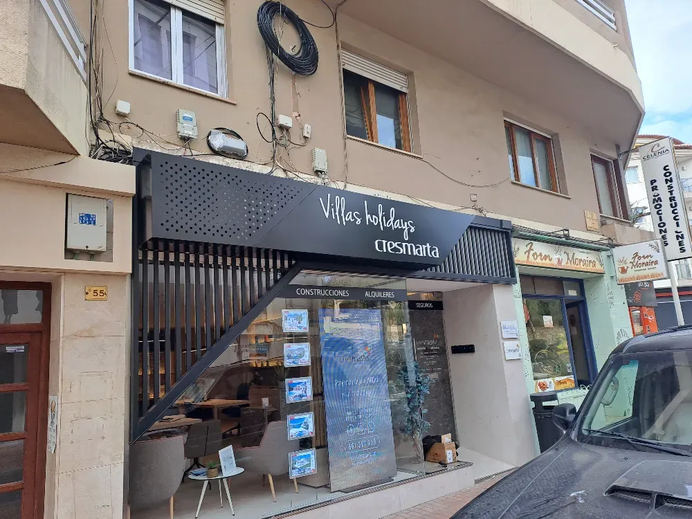 Un escaparate con un cartel negro que dice 