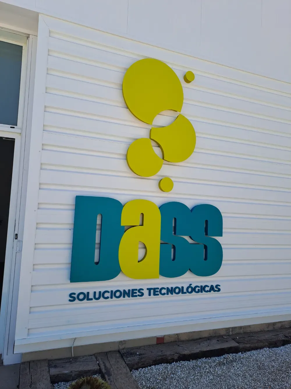 Edificio blanco con logotipo 