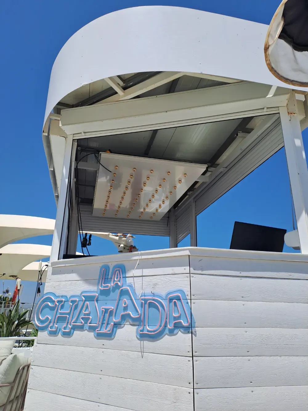 Estructura de barra blanca con cartel 