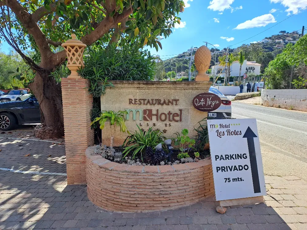 Cartel de un restaurante y hotel, 