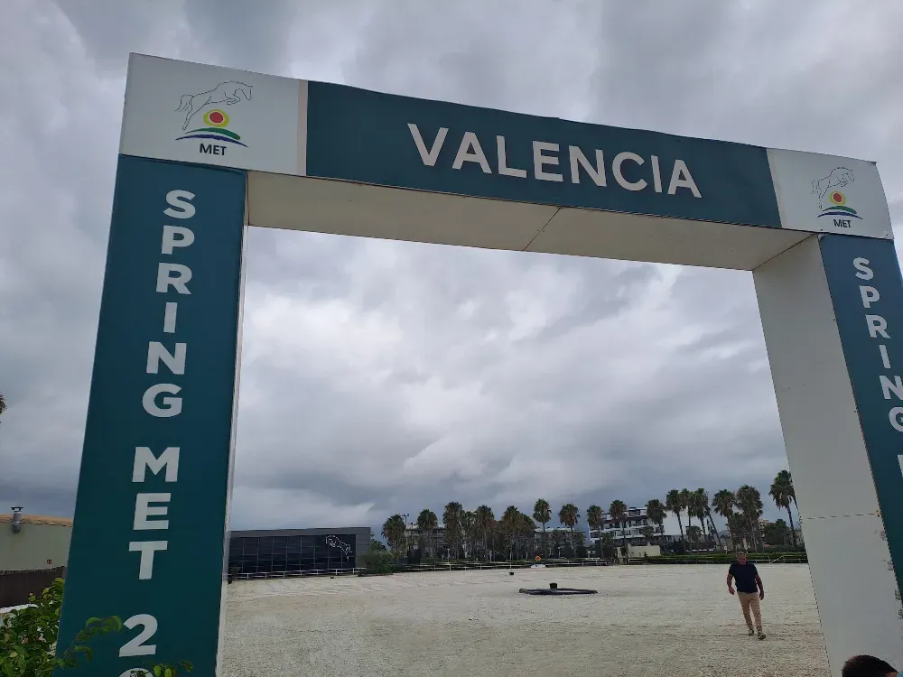 Arco de entrada al Valencia Spring MET 2023 con cielo nublado.