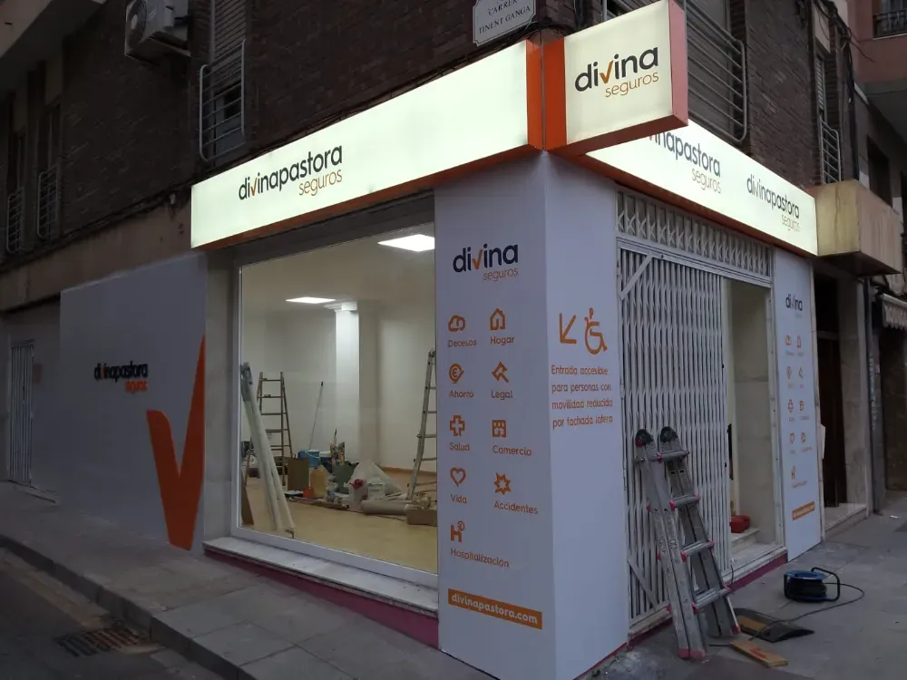 Local comercial en esquina con letrero 