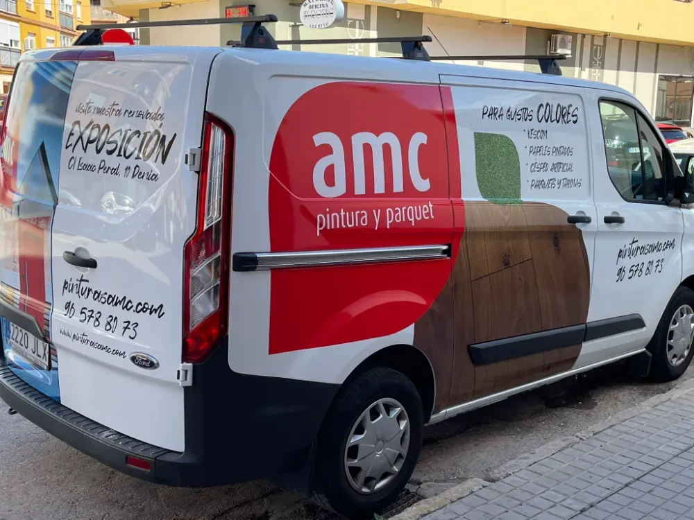 Furgoneta blanca con logo 