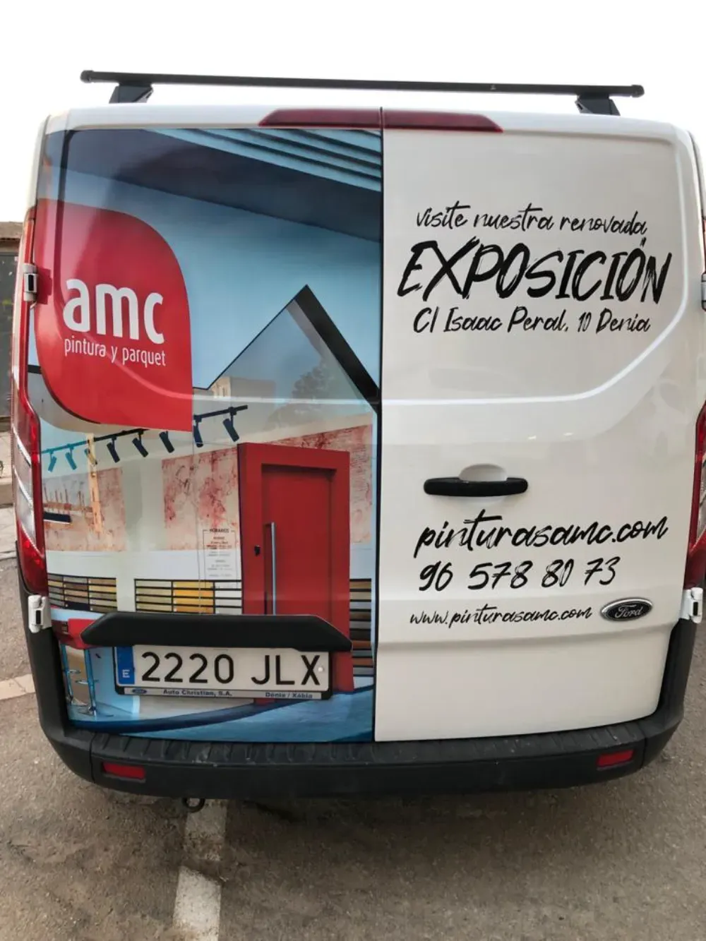 Furgoneta Ford blanca con publicidad colorida de 