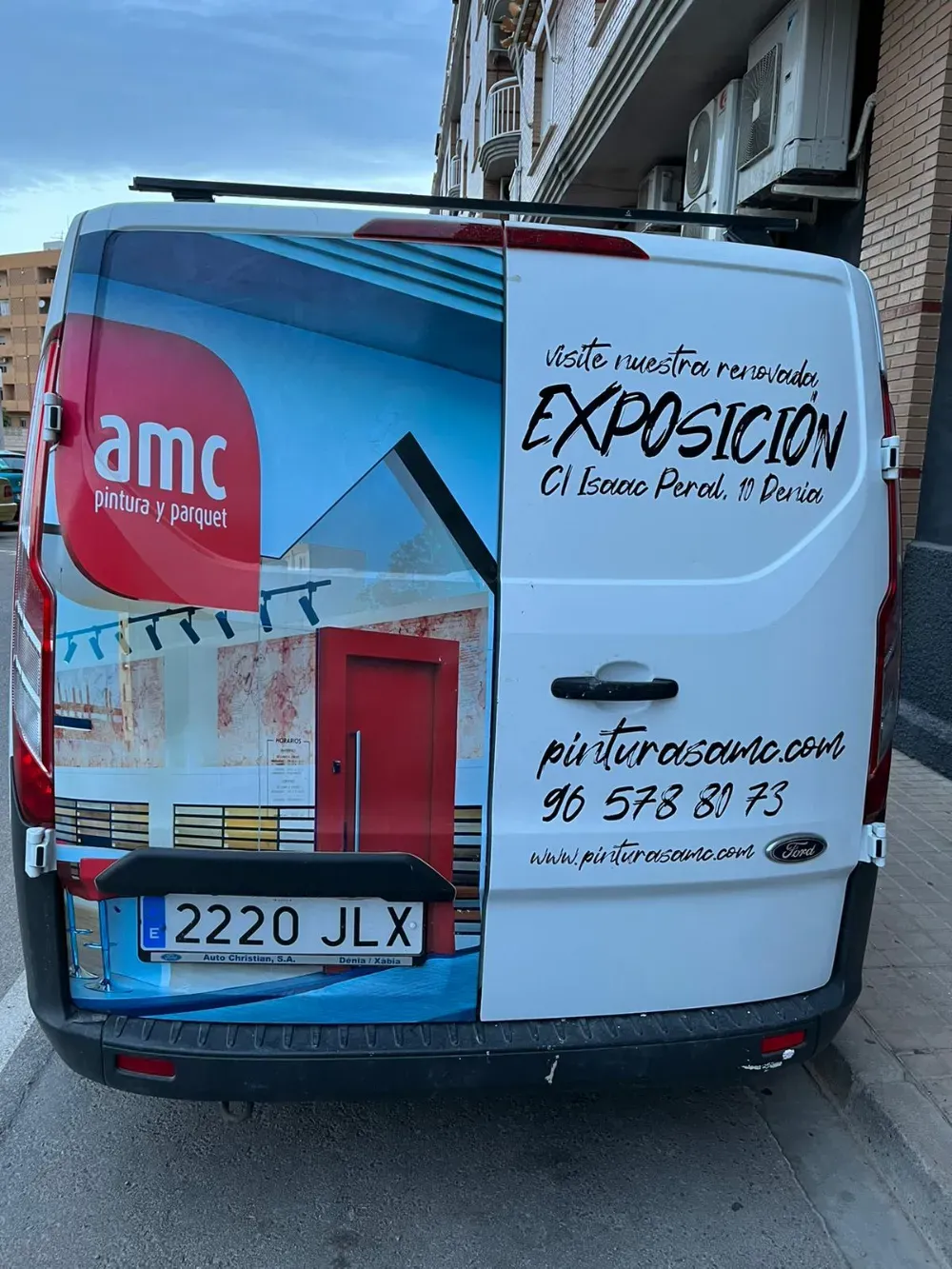 Furgoneta blanca con anuncio de pintura colorida: 