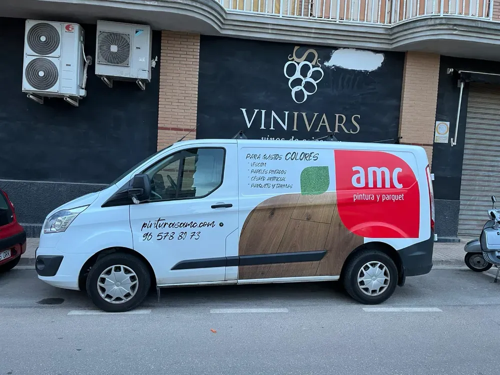 Furgoneta blanca con logo 