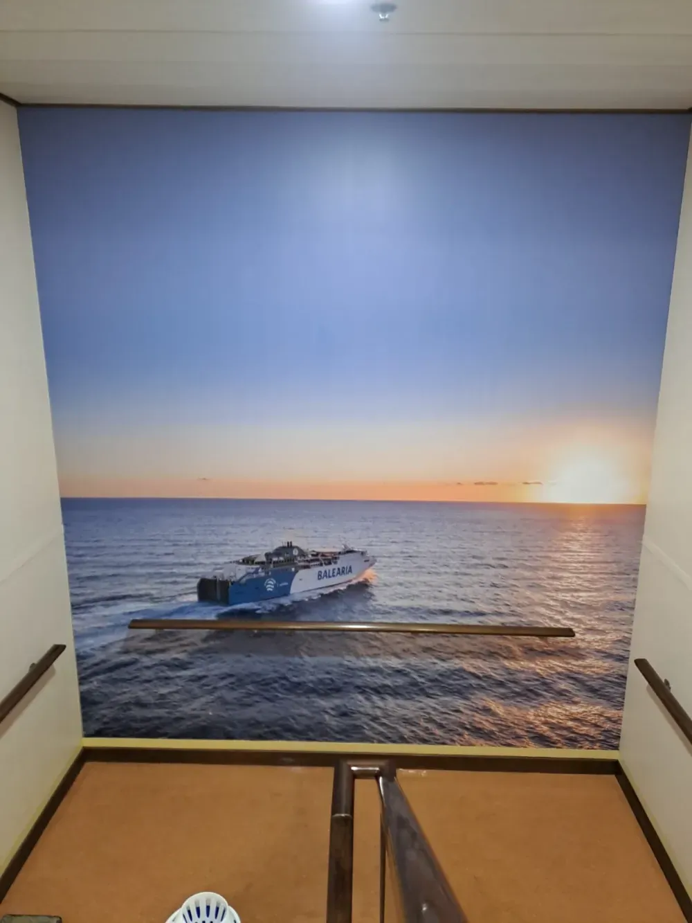 Fotomural: barco en el océano al atardecer, cielo azul, escaleras marrones.