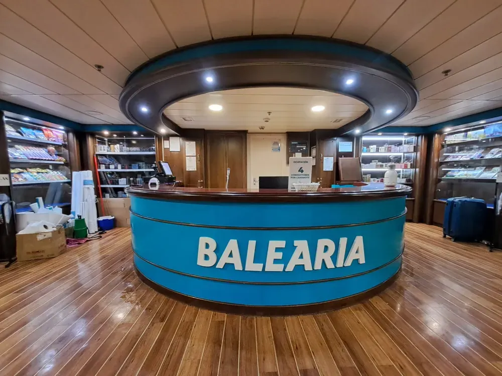 Un mostrador de recepción azul 