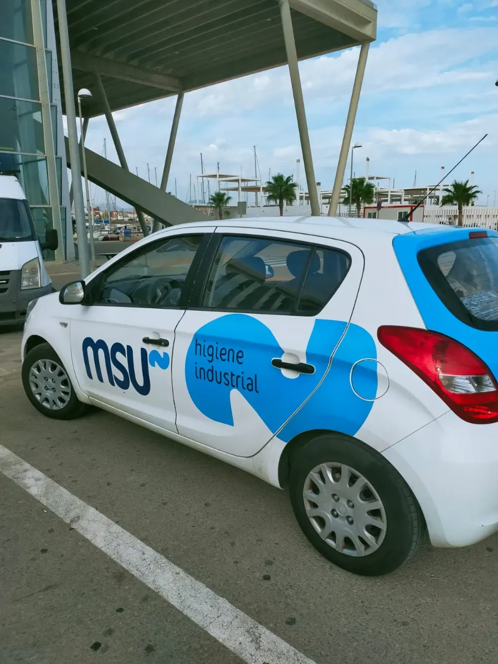 Coche blanco con el logo de 