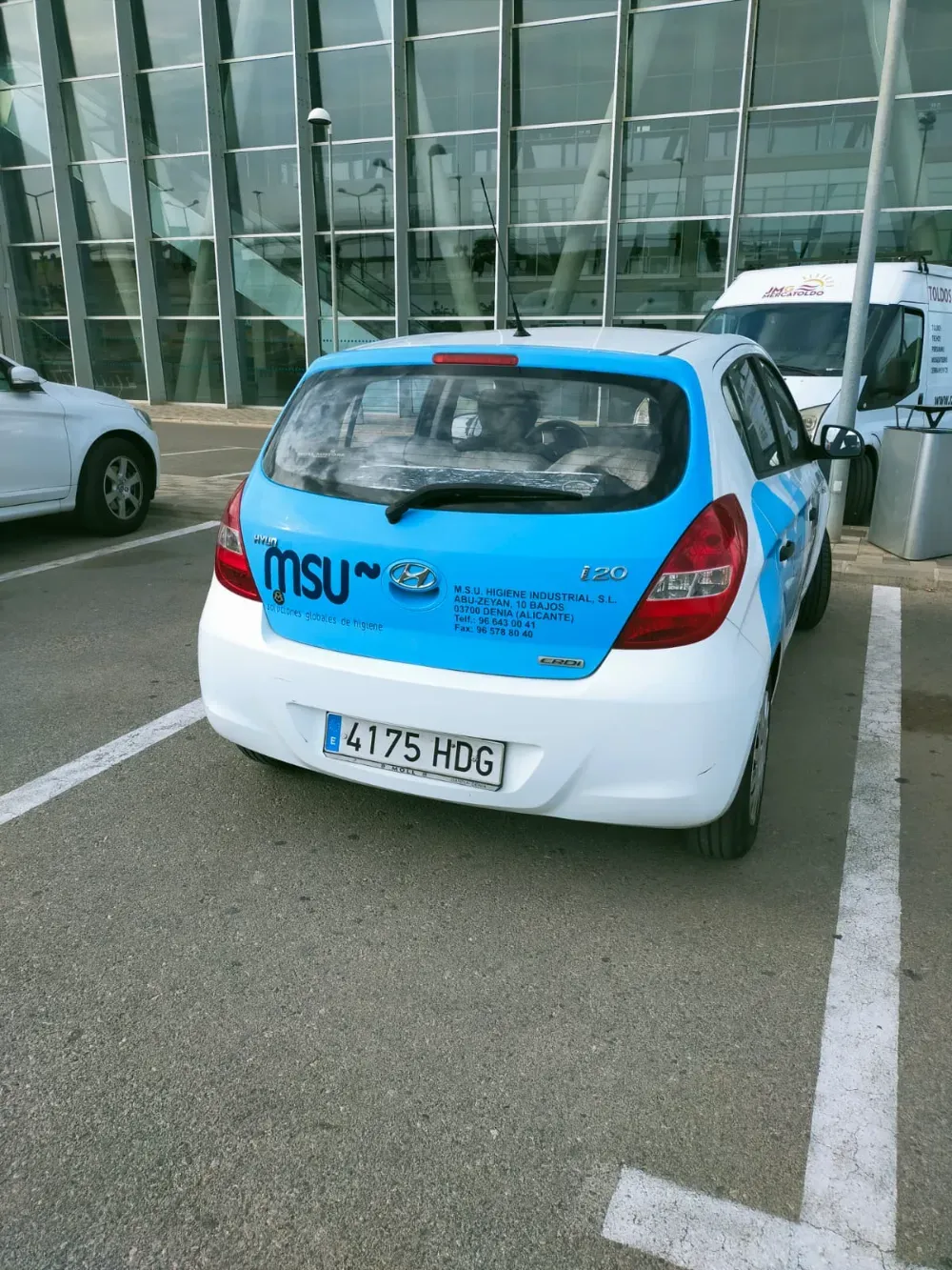 Automóvil blanco y azul con el logo 