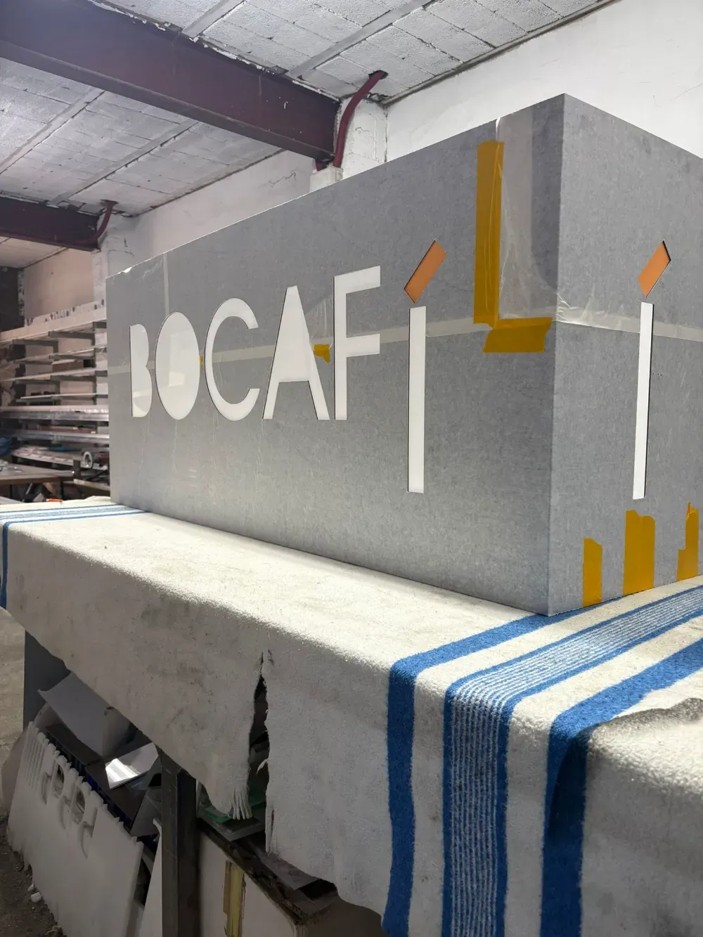 Bloque de piedra gris con texto 