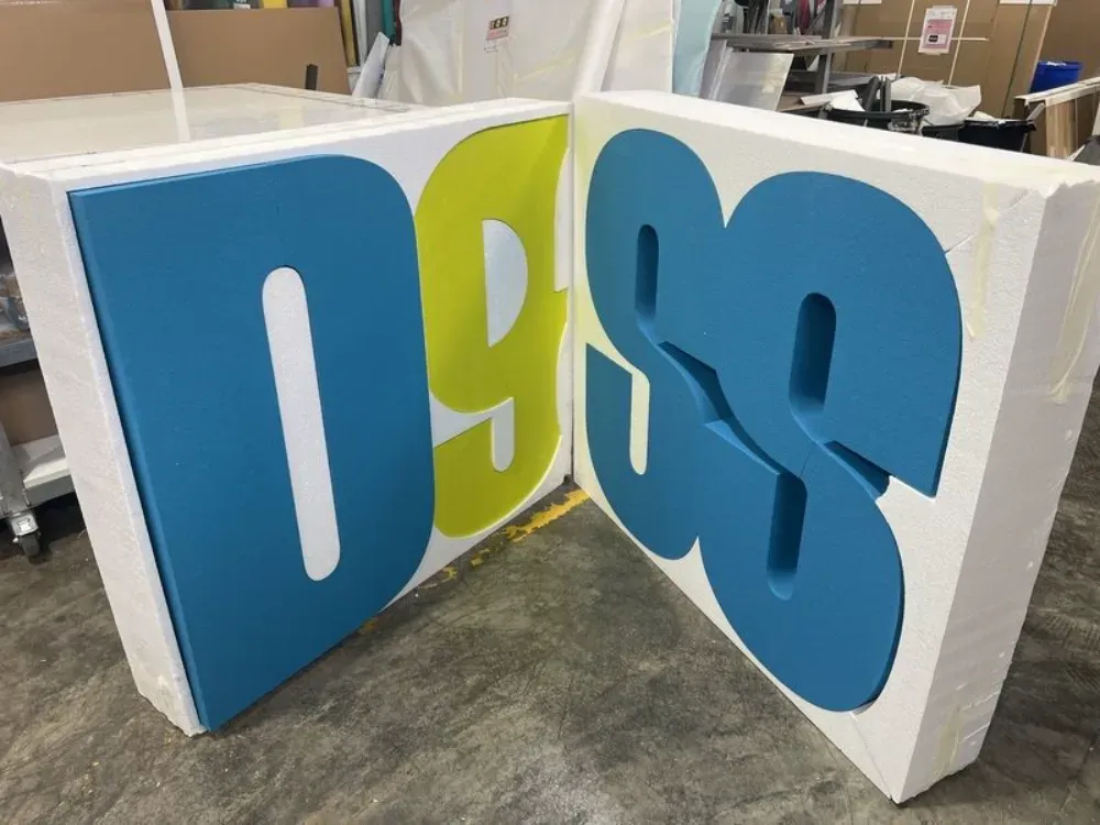 Dos bloques de espuma, cada uno con una letra o número grande. Uno dice 