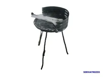 Una foto en blanco y negro de una parrilla de barbacoa con un gato acostado sobre ella.