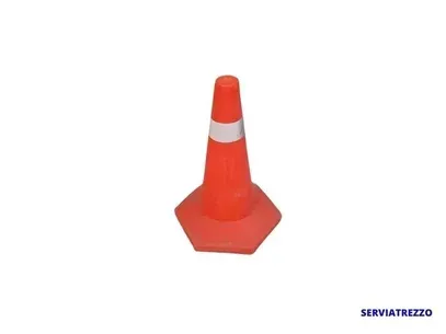 Un cono de tráfico naranja con una raya blanca.