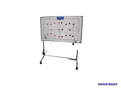 Una pizarra blanca con un campo de fútbol encima.