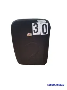 Una caja negra con el número 30 en ella.